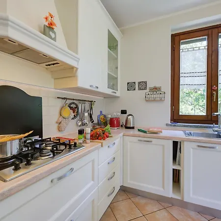 Villa La Dolce Vita: Lake Maggiore 3Br, Fenced Garden, Parking Near Beaches - Happy Rentals Villa Leggiuno