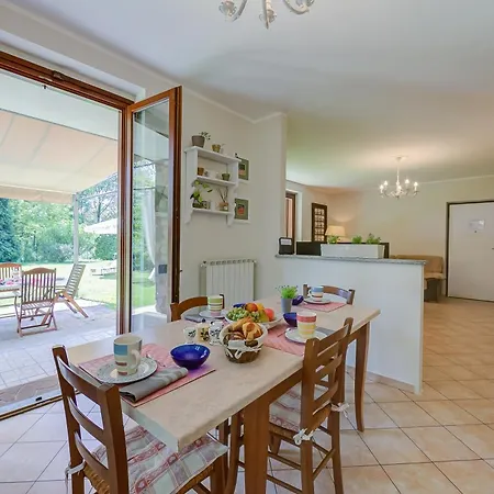 Villa Villa La Dolce Vita: Lake Maggiore 3Br, Fenced Garden, Parking Near Beaches - Happy Rentals *