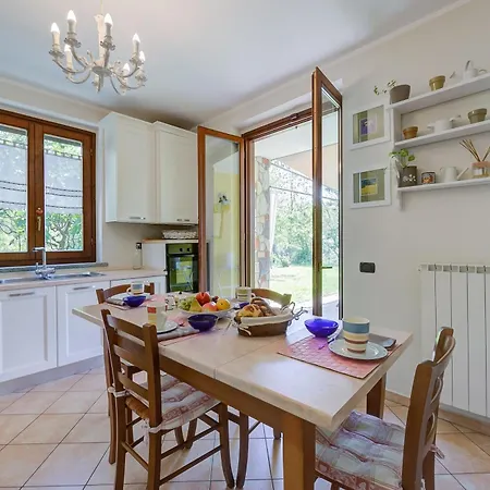 Villa La Dolce Vita: Lake Maggiore 3Br, Fenced Garden, Parking Near Beaches - Happy Rentals * Leggiuno