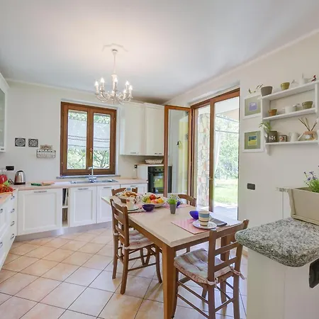 Villa Villa La Dolce Vita: Lake Maggiore 3Br, Fenced Garden, Parking Near Beaches - Happy Rentals