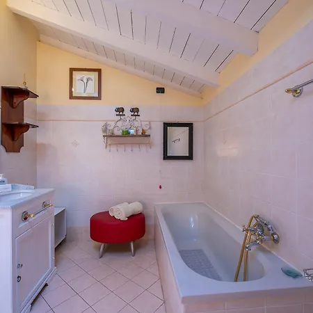 Villa Villa La Dolce Vita: Lake Maggiore 3Br, Fenced Garden, Parking Near Beaches - Happy Rentals *