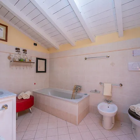 Villa La Dolce Vita: Lake Maggiore 3Br, Fenced Garden, Parking Near Beaches - Happy Rentals * Leggiuno