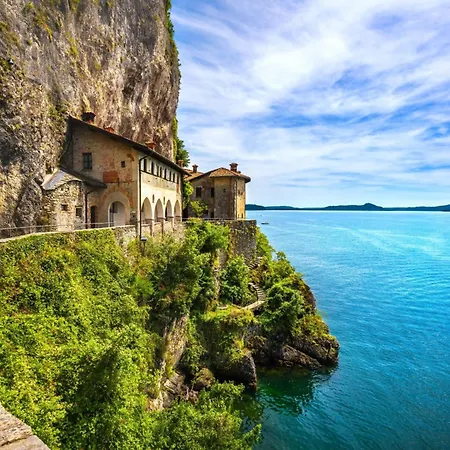 Villa Villa La Dolce Vita: Lake Maggiore 3Br, Fenced Garden, Parking Near Beaches - Happy Rentals