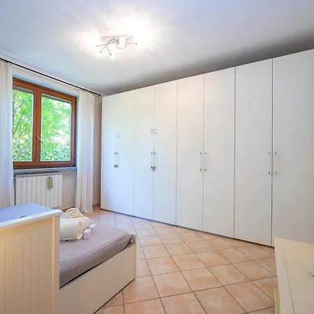 Villa La Dolce Vita: Lake Maggiore 3Br, Fenced Garden, Parking Near Beaches - Happy Rentals Villa Leggiuno