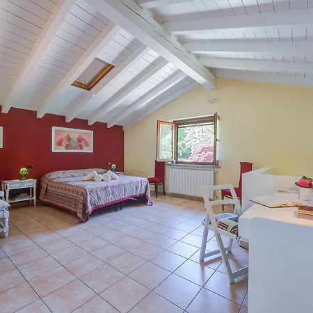 Villa La Dolce Vita: Lake Maggiore 3Br, Fenced Garden, Parking Near Beaches - Happy Rentals * Leggiuno