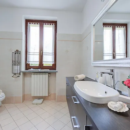 Villa Villa La Dolce Vita: Lake Maggiore 3Br, Fenced Garden, Parking Near Beaches - Happy Rentals *