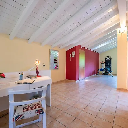Villa Villa La Dolce Vita: Lake Maggiore 3Br, Fenced Garden, Parking Near Beaches - Happy Rentals *