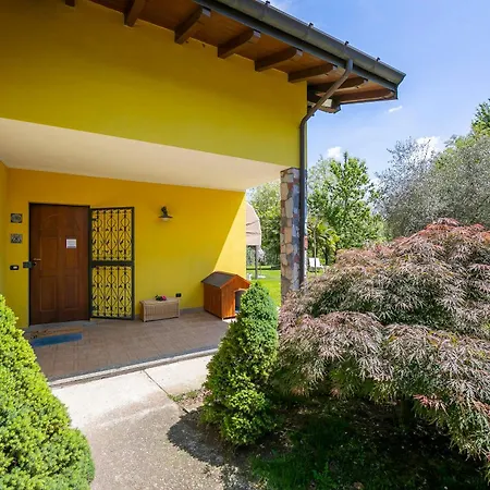 Villa La Dolce Vita: Lake Maggiore 3Br, Fenced Garden, Parking Near Beaches - Happy Rentals * Leggiuno