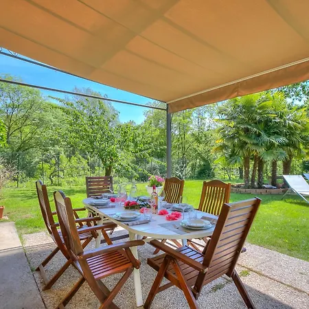 Villa Villa La Dolce Vita: Lake Maggiore 3Br, Fenced Garden, Parking Near Beaches - Happy Rentals *