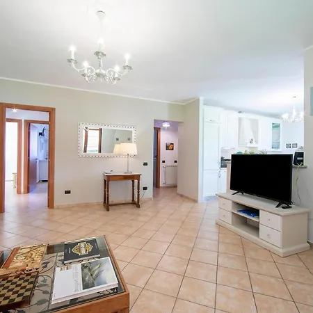 Villa La Dolce Vita: Lake Maggiore 3Br, Fenced Garden, Parking Near Beaches - Happy Rentals Villa Leggiuno