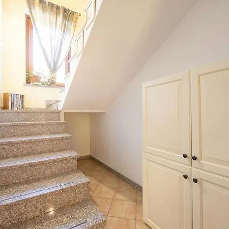 Villa La Dolce Vita: Lake Maggiore 3Br, Fenced Garden, Parking Near Beaches - Happy Rentals * Leggiuno
