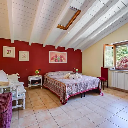 Villa La Dolce Vita: Lake Maggiore 3Br, Fenced Garden, Parking Near Beaches - Happy Rentals